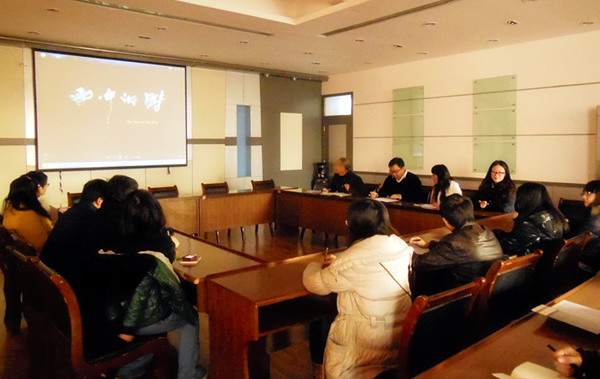 建筑学院组织师生党员观看《雨中的树》