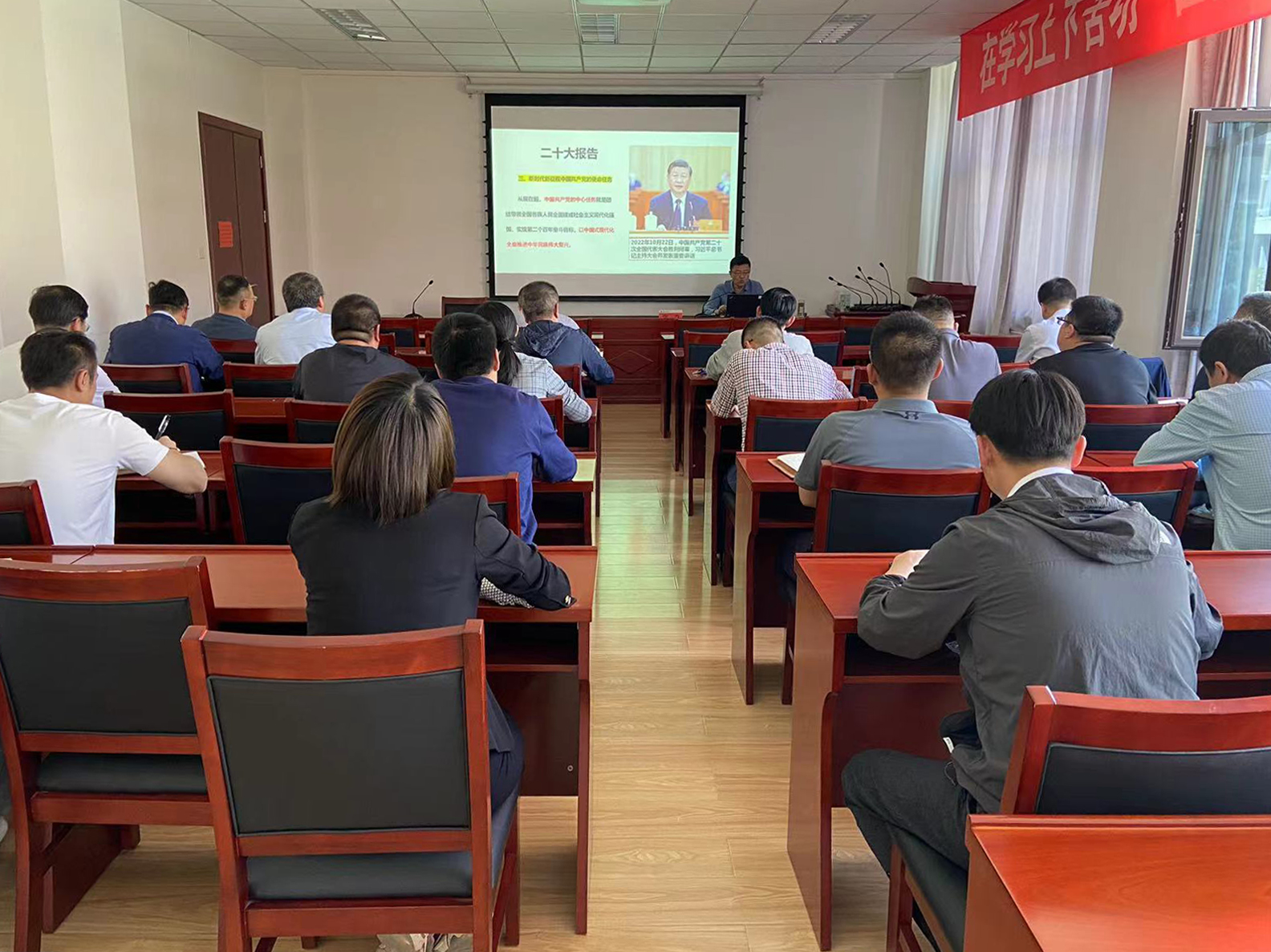 副校长贡力为分管部门讲授主题教育专题党课