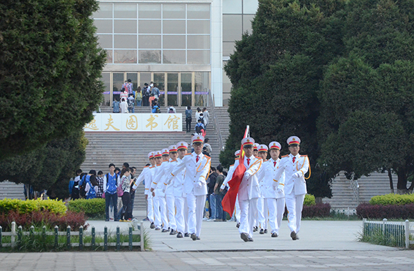 我校举行纪念“五四运动”96周年升国旗仪式