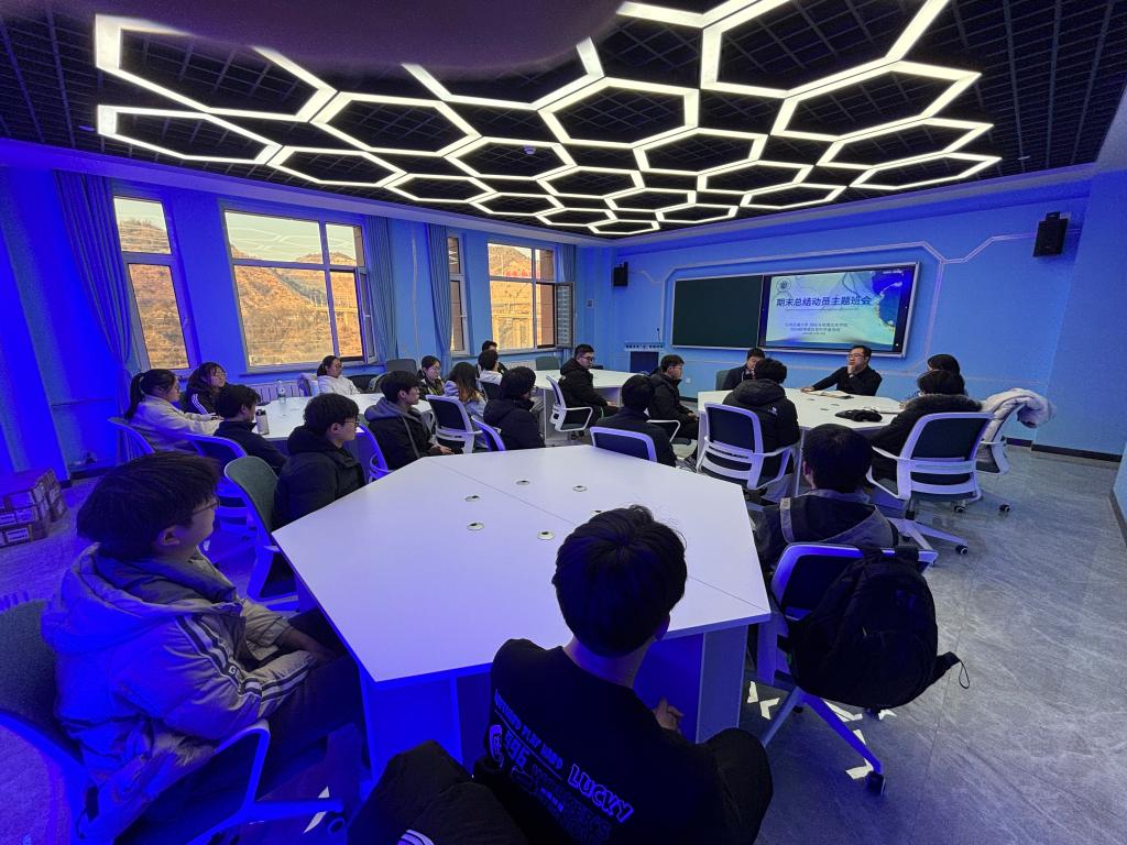 校领导深入2024级地信基地班参加主题班会活动