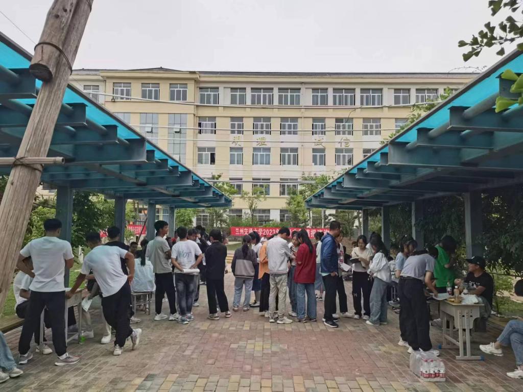 我校在康乐县开展高考志愿填报咨询服务活动