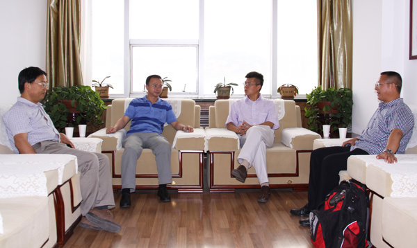 美国阿克伦(Akron)大学巩雄教授应邀来校讲学