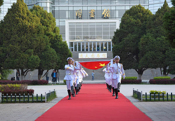 我校举行纪念“五四”运动97周年升国旗仪式