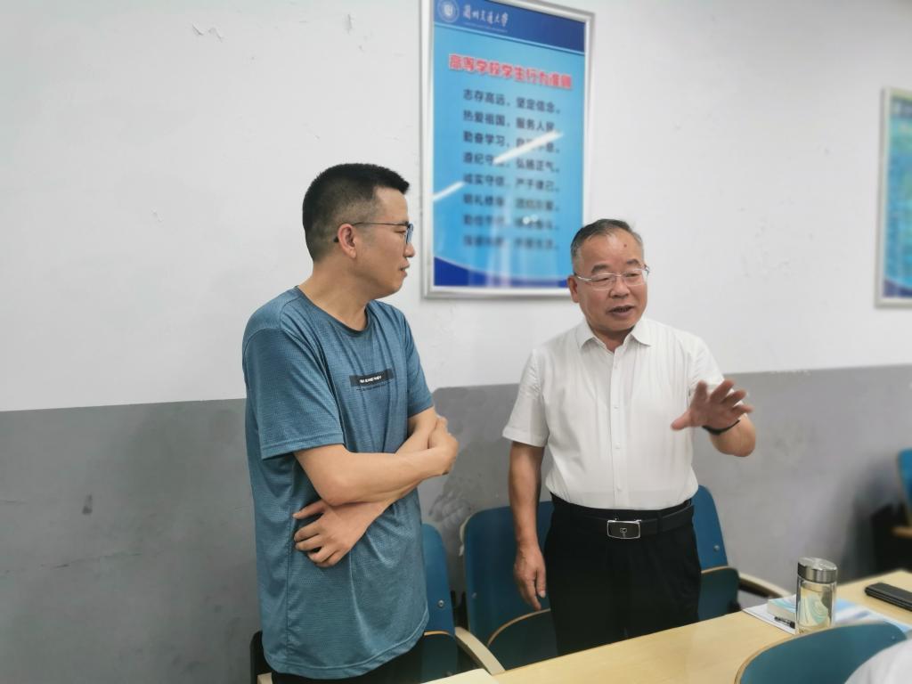 校领导深入课堂听评思政课