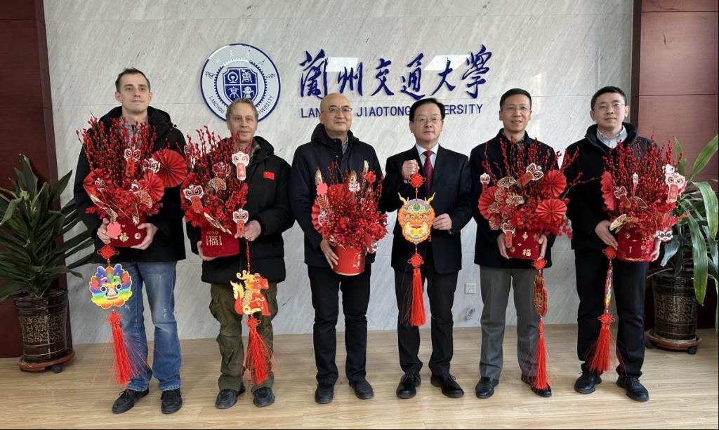 省科技厅领导看望慰问我校外籍教师及科技人才代表